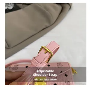 Détail de la bandoulière réglable en cuir rose avec boucle dorée pour sac à main
