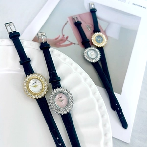 Montre luxe femme avec lunette tournesol sertie de diamants et bracelet en cuir noir