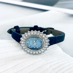 Montre à quartz élégante pour femme avec lunette en cristal et bracelet en cuir bleu