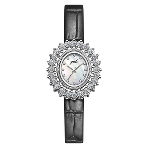 Montre à quartz élégante pour femme avec lunette tournesol sertie et bracelet cuir noir