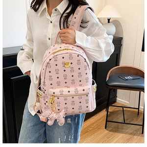 Dettaglio dello zaino in pelle rosa con stampe di orsetti e borchie dorate laterali