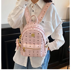 Dettaglio dello zaino in ecopelle rosa con stampa di gatti e cerniere dorate di lusso