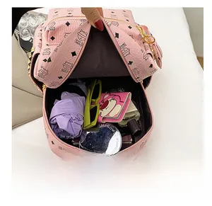 Vue intérieure du sac à dos en cuir rose montrant sa capacité de rangement quotidien