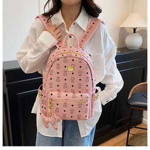 Zaino rosa con motivo orsetto, trama in pelle e dettaglio ciondolo peluche carino