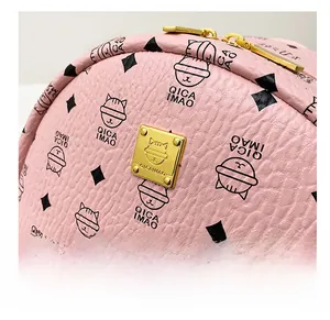 Vue détaillée du sac à dos en cuir rose avec imprimé chat de dessin animé mignon