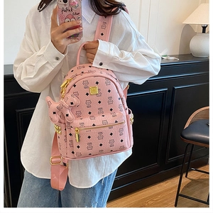 Dettaglio mini zaino in ecopelle rosa con stampa orso e ciondolo a forma di cane carino