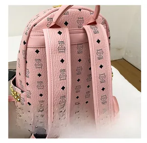 Vue détaillée du sac à dos rose avec larges bretelles, rivets dorés et motifs chat