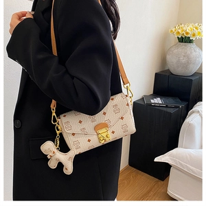 Sac bandoulière beige avec imprimé chat, fermoir doré et détail de charm chiot mignon