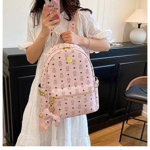 Vue détaillée d'un sac à dos rose avec motifs de chats et fermeture éclair dorée