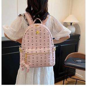 Détails du sac à dos rose avec motifs de chats et rivets dorés sur les poches latérales