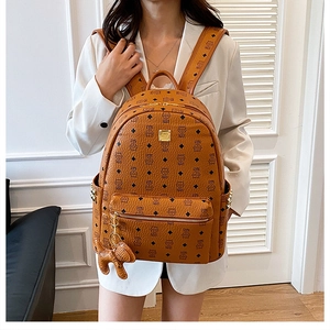 Détail du sac à dos en cuir marron avec motif animalier et pendentif éléphant mignon