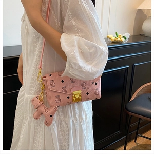 Détails de la pochette rose avec imprimés de chats et fermoir métallique doré
