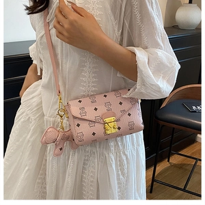 Vue détaillée du sac bandoulière rose avec motifs de chats et charme poney mignon