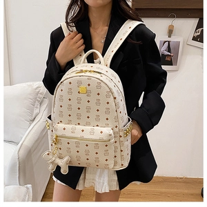 Détail du sac à dos crème avec motifs de chats et fermeture éclair dorée
