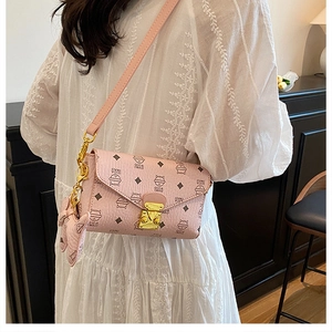 Sac enveloppe chat rose avec serrure dorée et détails de la bandoulière
