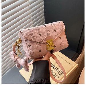 Détail du sac enveloppe rose à motif chat avec fermoir doré et breloque chien