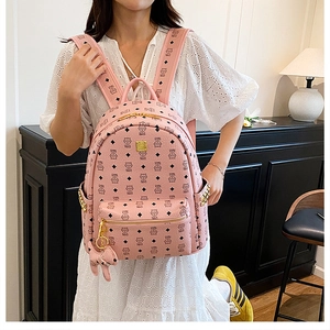 Sac à dos rose tendance avec motif logo porté par un mannequin dans un décor épuré