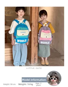 Lifestyle-Aufnahme von Kindern mit farbblockierten Nylon-Rucksäcken mit Fronttaschen