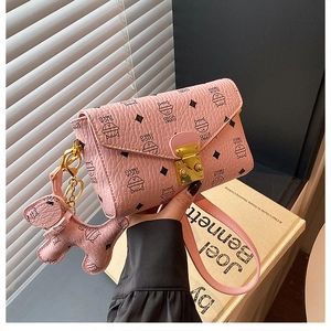 Détail du sac rose grainé avec imprimé chat mignon et fermoir rotatif en métal doré