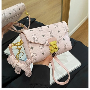Sac enveloppe rose à imprimé chat avec fermoir doré et joli pendentif chaton