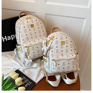 Set di zaini bianco crema con stampe del logo e dettagli in metallo dorato