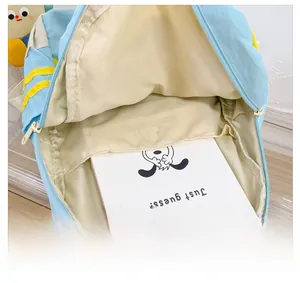 Innenansicht des Kinderrucksacks mit großem Hauptfach und gepolstertem Laptopfach für die Schule