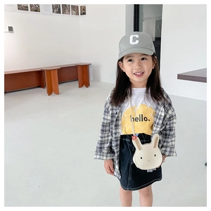 Süße Hasen-Umhängetasche an einem Kindermodel mit lässigem Outfit und Mütze