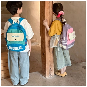 Detailansicht zweier Kinder mit farblich abgesetzten Canvas-Rucksäcken in Vintage-Raum