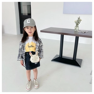 Kleinkind-Outfit mit einer süßen beigen Hasen-Mini-Umhängetasche und Karohemd