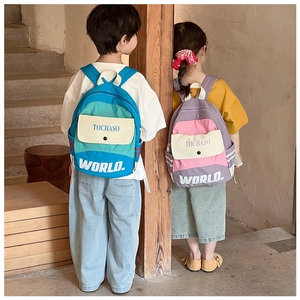 Outdoor-Lifestyle-Ansicht von Kindern mit farbenfrohen Rucksäcken mit Buchstabendruck