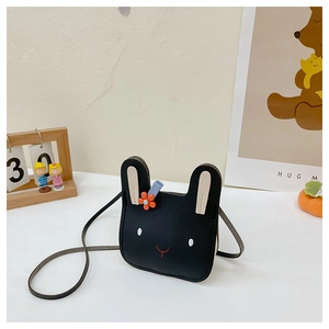 Detail einer schwarzen Hasen-Umhängetasche für Kinder mit Stickerei und kleiner Blume