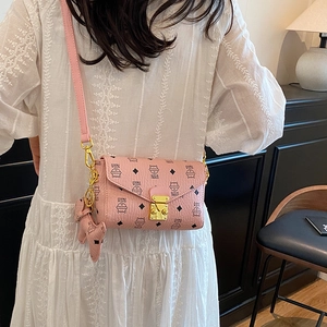 Sac bandoulière rose style enveloppe avec imprimé chat mignon et fermoir doré