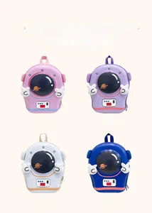 Dettaglio di quattro zaini per bambini a tema astronauta con oblò spaziale trasparente