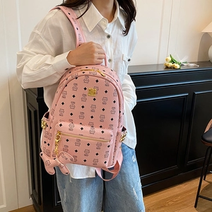 Zaino rosa con motivi di orsi e fiocco decorativo indossato da una modella