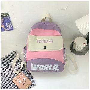 Detail eines Schulrucksacks mit Farbblock-Design, Buchstabendruck und robustem Stoff