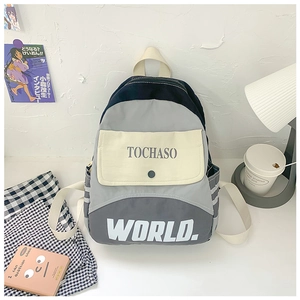 Detailansicht des Kinderrucksacks mit Farbblockdesign, Buchstaben und Seitentasche