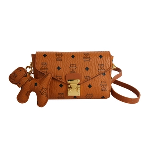 Sac bandoulière enveloppe marron avec imprimé chat, fermoir doré et breloque chien