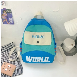 Detail eines farblich abgesetzten Kinderrucksacks mit blauen und grünen Paneelen und Druck