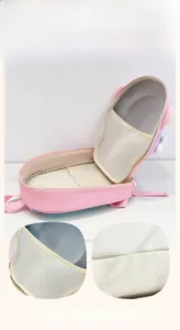 Dettaglio dell'interno dello zaino rosa per bambini con ampi scomparti in rete