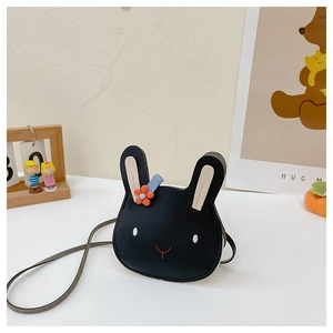 Detail der süßen schwarzen Kaninchen-Umhängetasche für Kinder mit kleiner orangefarbener Blume