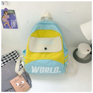 Detail eines Kinderrucksacks im Color-Block-Design mit Seitentaschen und Aufdruck