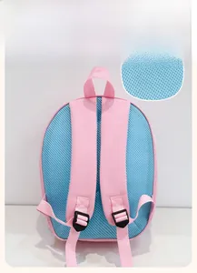 Dettagli degli spallacci rosa regolabili e dello schienale in mesh blu traspirante