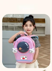 Zaino rosa da astronauta con finestra trasparente indossato da una bambina
