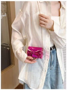 Girl's mini crossbody bag in magenta patent leather with a bow and gold chain strap