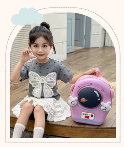 Zaino per bambini a forma di astronauta rosa con guscio rigido EVA indossato dal modello