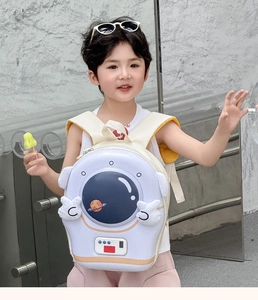 Dettaglio dello zaino per bambini astronauta con mani di peluche e motivo spaziale
