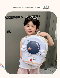 Zaino per bambini con design a casco da astronauta e motivi planetari su un modello