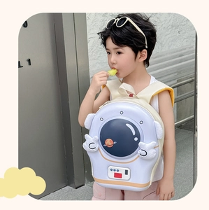 Dettaglio dello zaino a forma di astronauta per bambini con mani di peluche su un bambino