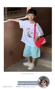 Completo moda bimbo con t-shirt bianca grafica, pantaloncini azzurri e borsa rossa