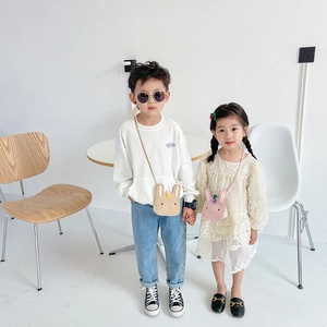 Niedliche Umhängetaschen für Kinder in Hasenform in Beige und Rosa mit Blumen